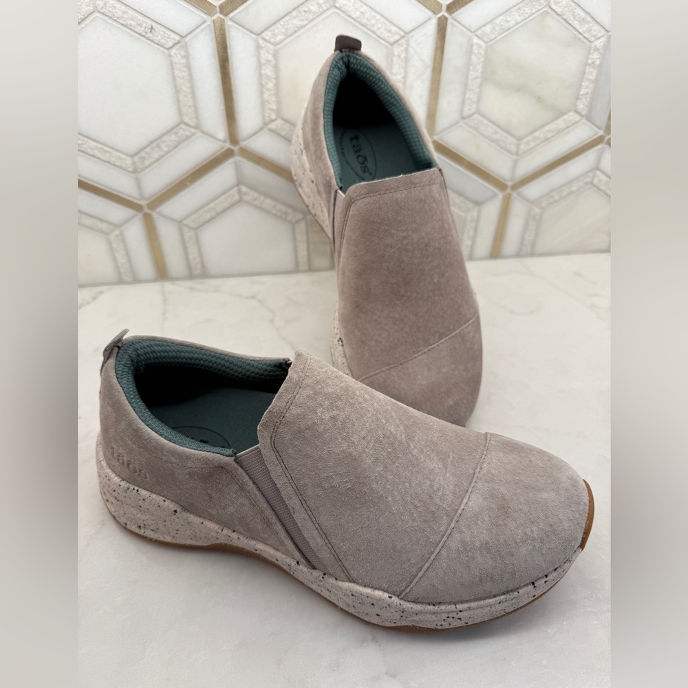 NWOB TAOS FOOTWEAR WOMENS SUPER STEP IN SNEAKER CEMENT SUEDE 7